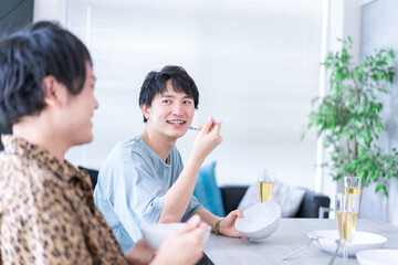 みんなで食事をする若い男女