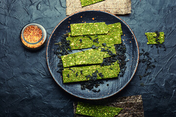 Kelp and spirulina chips, vegetarian