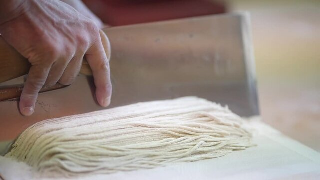 そばを切る男性の手元