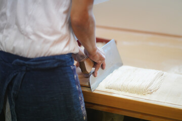 Obraz premium そばを切る男性の手元