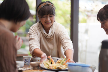 食事を提供する女性
