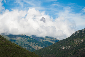 Un pico entre las nubes en los Alpes franceses