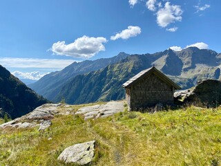 Fototapeta na wymiar mountain hut in the alps