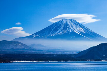 富士山と笠雲　山梨県本栖湖にて
