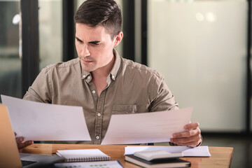 Obraz premium business man seriously analyzing business data, clear, hard work, busy, business bankruptcy, low profit