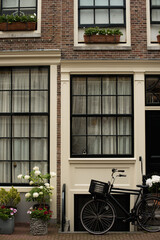 Fototapeta na wymiar bicycle in front of a house in Amsterdam
