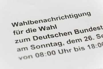 Obraz premium Bundestagswahl 2021, Brief Wahlbenachrichtigung zum Beantragen eines Wahlscheins zur Briefwahl