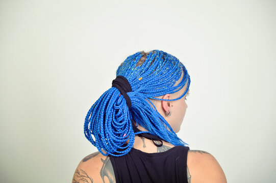 europ&auml;ische deutsche frau mit blauen rasta zpf z&ouml;pfen rastafari dreadlocks modern frisur gothic punk rebell