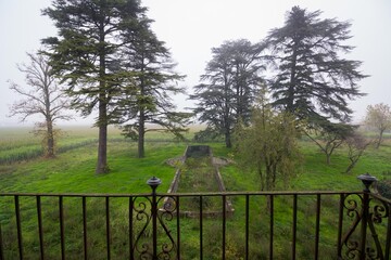 Fototapeta premium Piscina vuota di villa abbandonata
