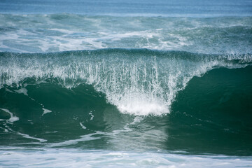 Fototapeta na wymiar brechende Welle im Meer - Wellenbrecher