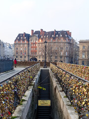 パリ ポンヌフ　恋人たちの聖地　小さな鍵に刻まれた愛のメッセージ