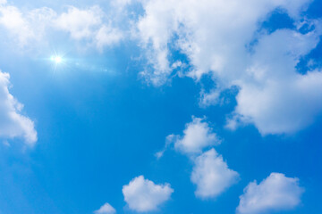 Fototapeta na wymiar 太陽の日差しと爽やかな青空と雲の背景素材_e_01
