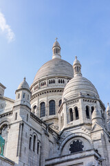 Fototapeta na wymiar Vue sur les dômes de la basilique du Sacré-Cœur de Montmartre (Paris, France)