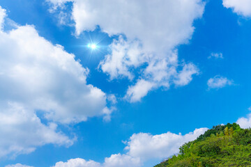 太陽の日差しと爽やかな青空と雲の背景素材_e_11