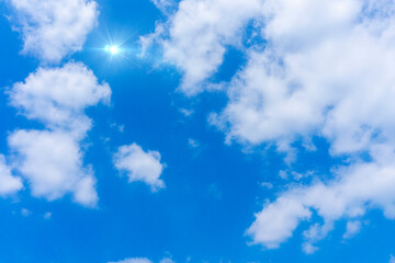 太陽の日差しと爽やかな青空と雲の背景素材_e_14