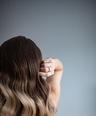 Fototapeta premium stylist hairdresser makes a hairstyle for a girl in his beauty salon, hollywood wave, beautiful hairstyle, hairdresser at work