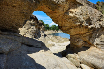 La Roche Percee rock on Lantecost beach, Brittany, France - obrazy, fototapety, plakaty