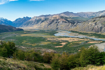 Fototapeta na wymiar the turns river with a spectacular view of the valley landscape with the glacial river as a highlight. El Chalten, Santa Cruz, Argentina.