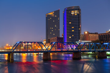 Grand Rapids, Michigan, USA downtown skyline on the Grand River - obrazy, fototapety, plakaty