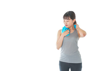 汗を拭くスポーツウェアの女性