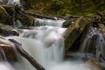 Mała kaskada wodna  w Beskidach-A small water cascade in the Beskids © Piotr Gancarczyk