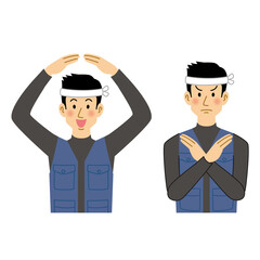 ○×のポーズをする大工の男性