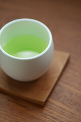 日本茶が淹れられた湯飲み茶碗