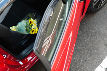 車のシートに置かれた花束