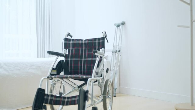 ベッドと車椅子　介護イメージ　スローモーション
