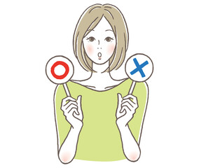 マルとバツの札を持つ女性