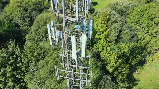Drone shot flying down a 5G mast