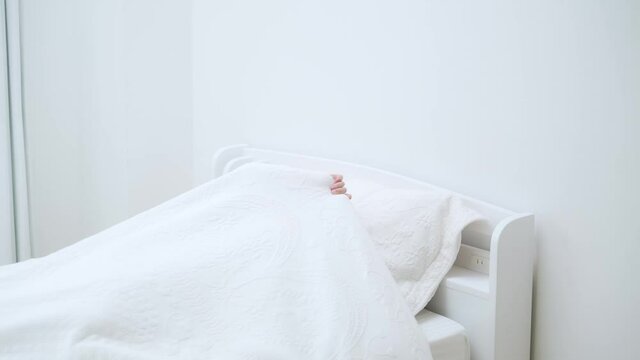 ベッドで寝る女の子　スローモーション