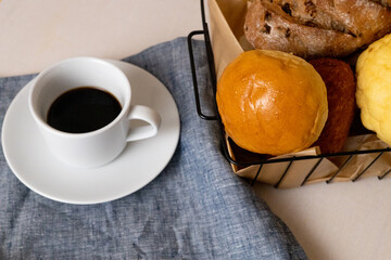 焼きたてパンとコーヒー