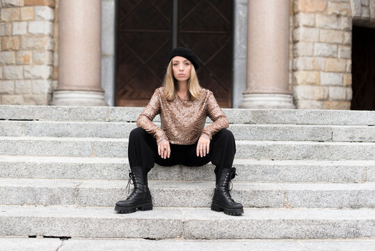 Retrato urbano mujer chica pelo melena rubio rubia labios sexy 