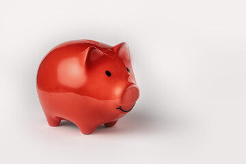 Rotes Sparschwein vor weißem Hintergrund