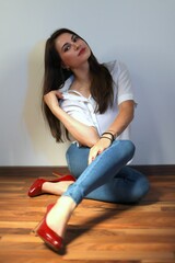 Fototapeta na wymiar Junge hübsche Frau mit weißer Bluse und Jeans