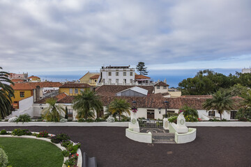 Obraz premium XIX century La Orotava public Victoria Gardens (Jardines Victoria): numerous water fountains, terraced gardens with colorful flowers and marble mausoleum. La Orotava, Tenerife, Canary Islands, Spain.