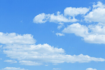 Fototapeta na wymiar Beautiful texture of clouds float across the blue sky