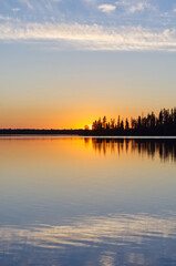 Obraz premium Colourful Sunset at Astotin Lake, Elk Island National Park