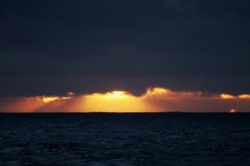 Sonnenaufgang über dem Ozean