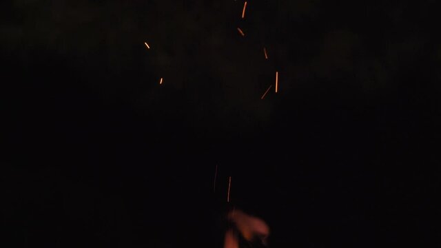 Detalle de las ascuas de una barbacoa volando por el viento