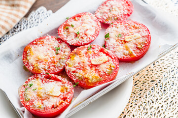 オーブン料理の焼きトマト