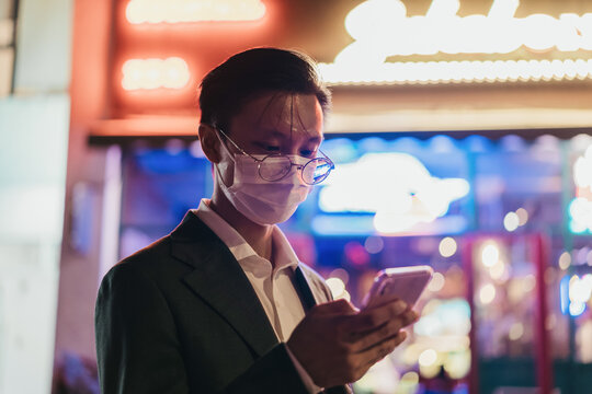 man play phone in the night