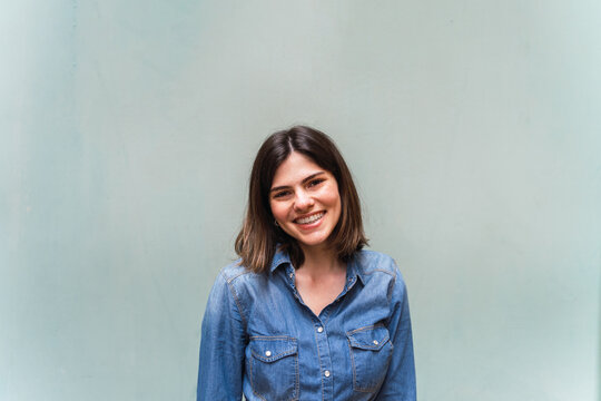 pORTRAIT OF Smiling CUTE YOUNG woman