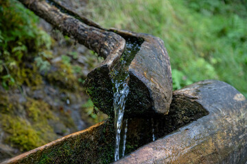 abbeveratoio in legno