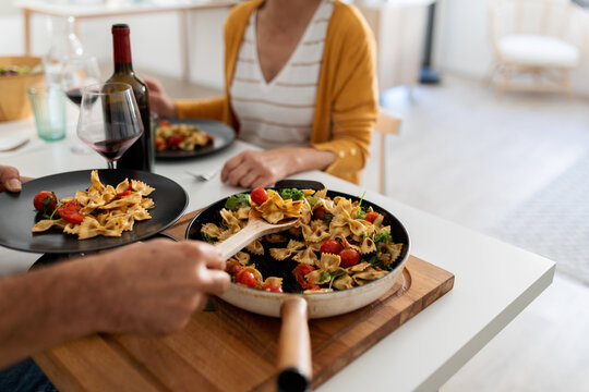 Detail de Italian pasta dinner with cherry tomatoes