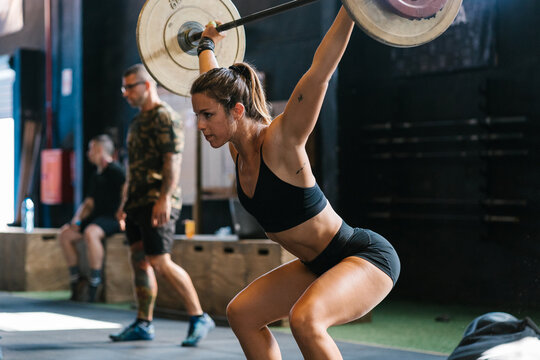 Female athlete lifting weights in the gymnasium