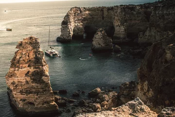 Papier Peint photo autocollant Plage de Marinha, Algarve, Portugal Playa rocosa con barco