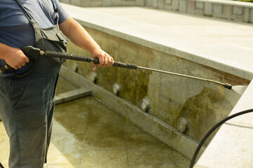 The worker washes the surface from rust.