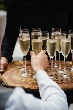 Serving champagne 